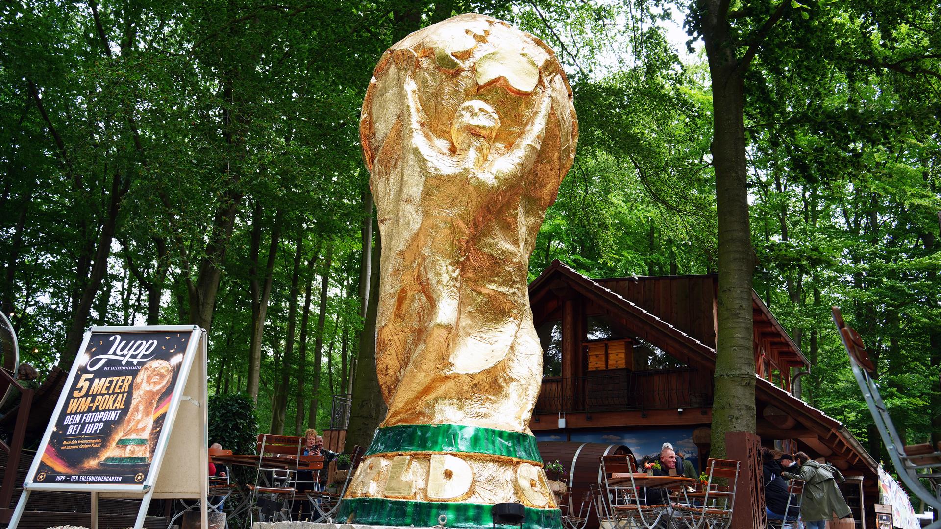 Steht der größte Pokal des Landes in einem Halterner Biergarten?