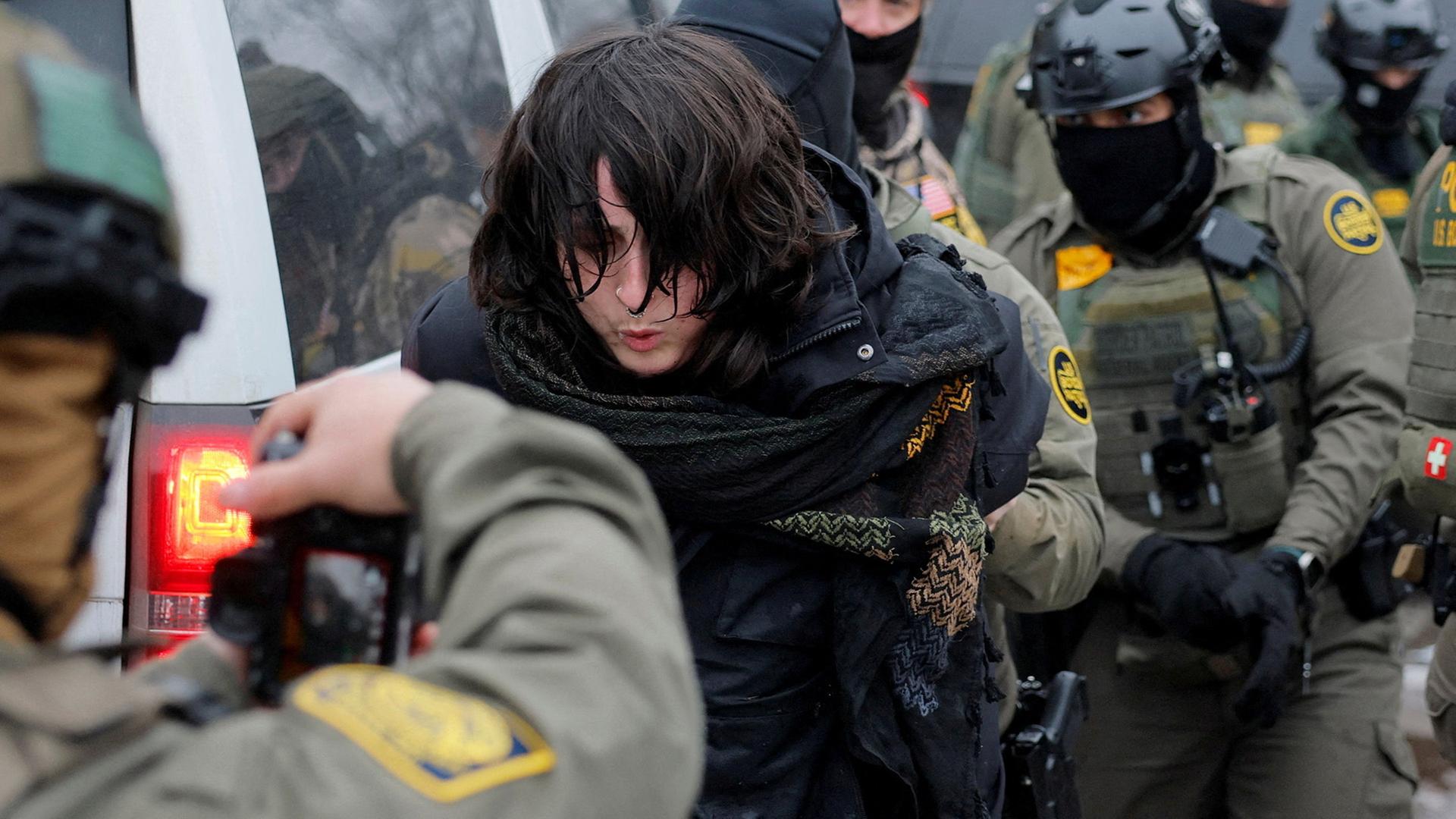 Ein Demonstrant in Minneapolis wird von Beamten des Grenzschutzes festgenommen. (Archivbild 8.1.2026) | REUTERS