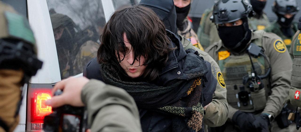 Ein Demonstrant in Minneapolis wird von Beamten des Grenzschutzes festgenommen. (Archivbild 8.1.2026)