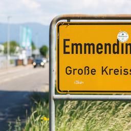 Ein Ortsschild steht am Eingang der Stadt Emmendingen. Erneut ist aus der Psychiatrie ein Straftäter geflohen. Es ist der dritte Fall in kurzer Zeit.