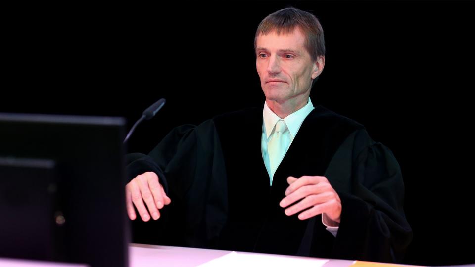 Michael Neef, Richter am Oberlandesgericht Braunschweig, schaut auf einen Bildschirm-