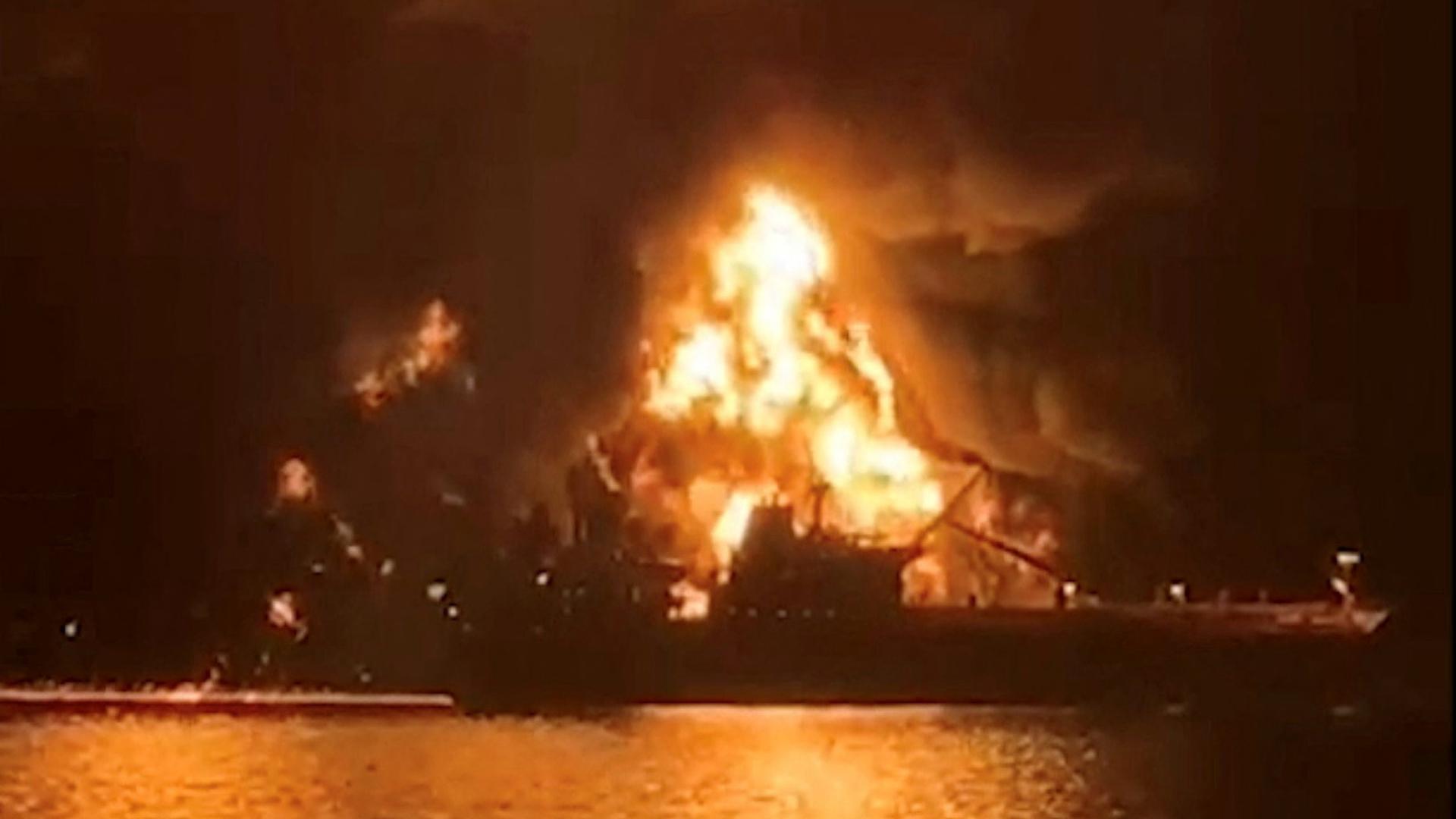 Ein Tankschiff, das in irakischen Gewässern liegen soll, steht in Flammen | via REUTERS