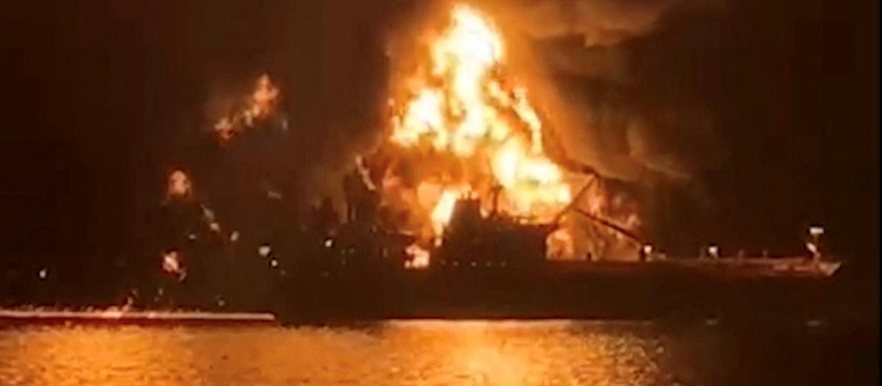 Ein Tankschiff, das in irakischen Gewässern liegen soll, steht in Flammen