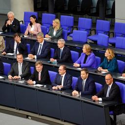 Die Minister der Bundesregierung sitzen auf der Regierungsbank im Bundestag.