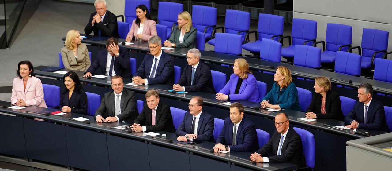 Die Minister der Bundesregierung sitzen auf der Regierungsbank im Bundestag.