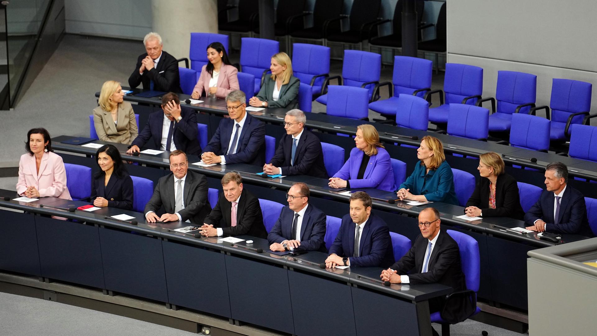 Die Minister der Bundesregierung sitzen auf der Regierungsbank im Bundestag. | dpa
