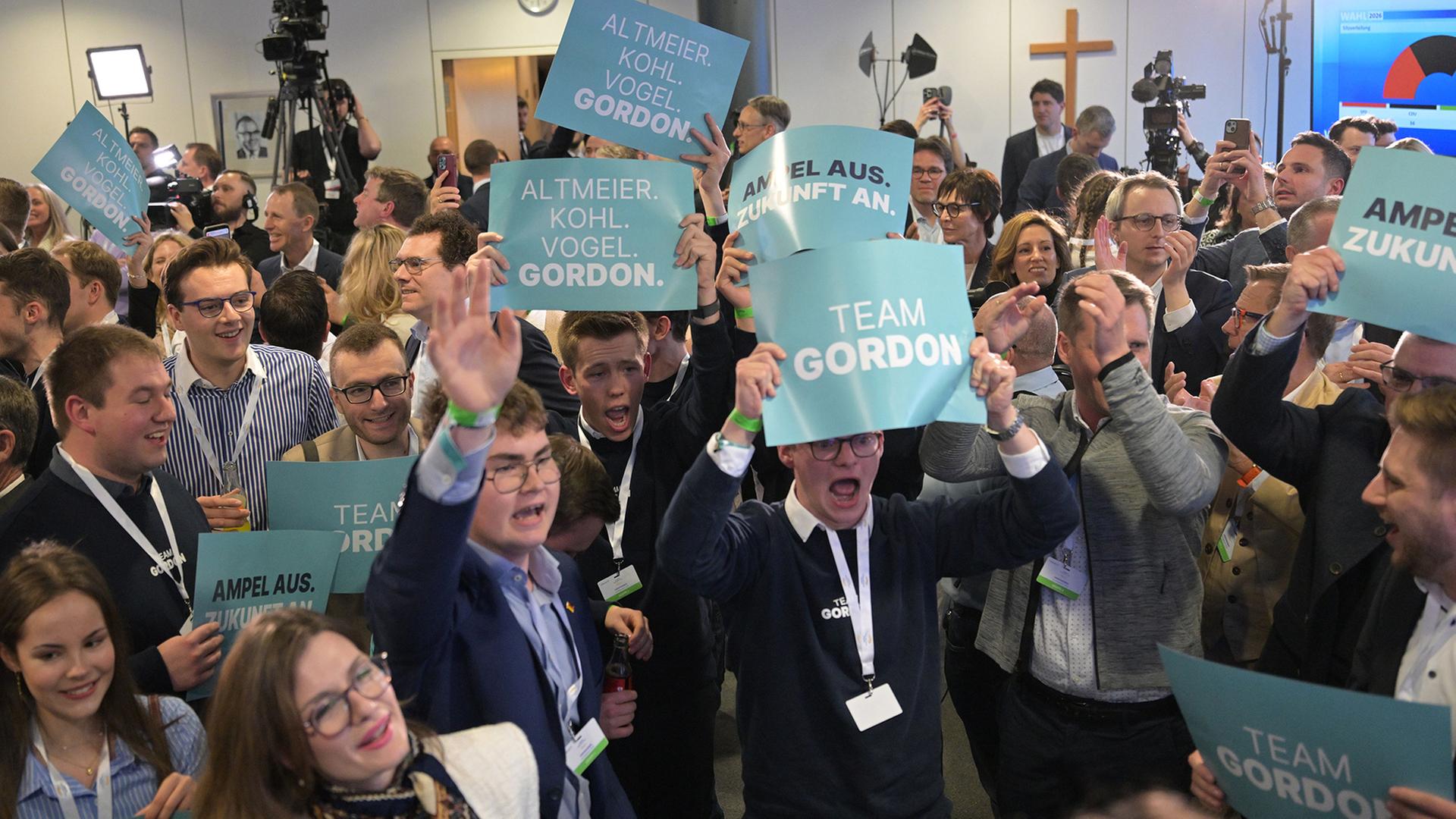  Anhänger der CDU reagieren nach der Prognose zum Ergebnis der Landtagswahl in Rheinland-Pfalz. | Hannes Albert/dpa