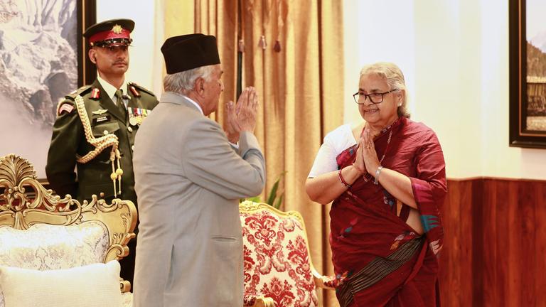 Ramchandra Paudel und Sushila Karki stehen sich gegenüber.