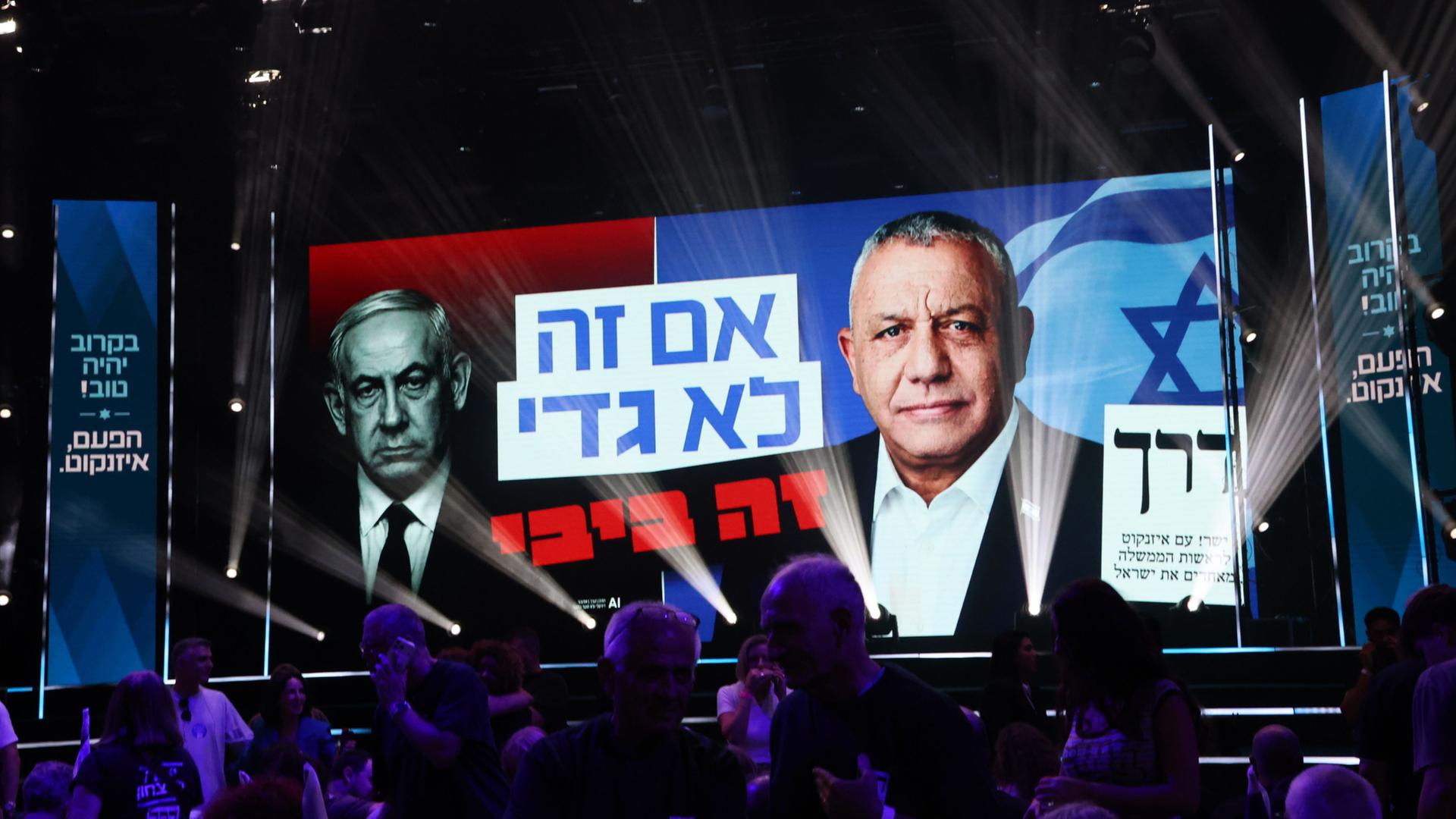Auf einet Wahlplakatwand sind der israelische Ministerpr�sident Netanjahu und der Vorsitzende der Jaschar-Partei, Eisenkot, abgebildet. | Gil Cohen-Magen/dpa