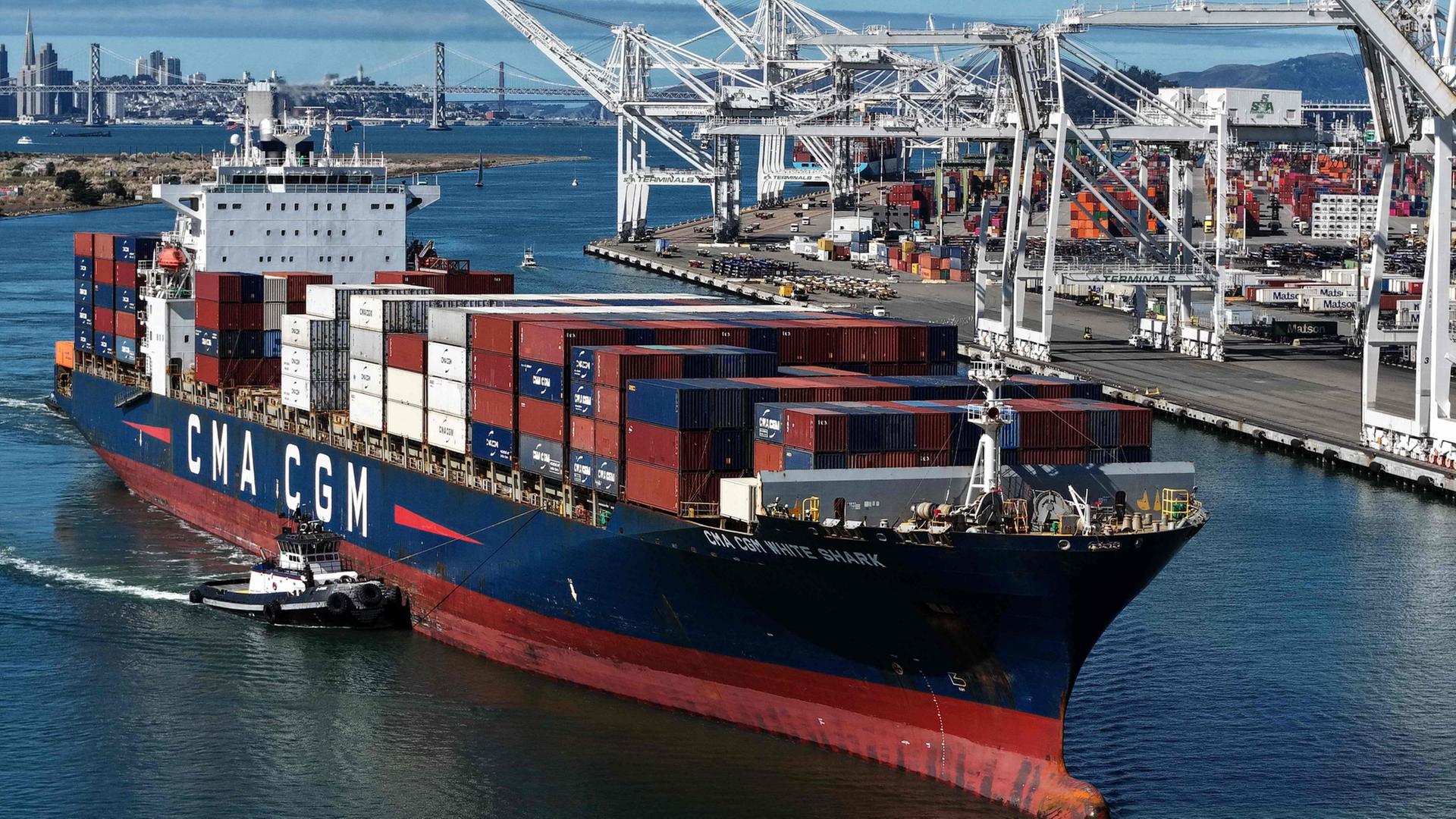 Ein Containerschiff läuft im Hafen von Oakland, Kalifornien, ein.  | Getty Images via AFP