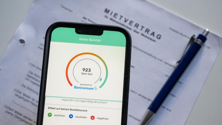 Ein Screenshot der App ·Bonify ist auf dem Bildschirm eines Mobiltelefon vor einem Mietvertrag zu sehen.