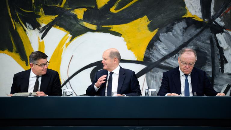 Nach Spitzentreffen erläutern Kanzler Scholz sowie die Ministerpräsidenten Rhein und Weil Bundeskanzleramt die Beschlüsse zur Migration.