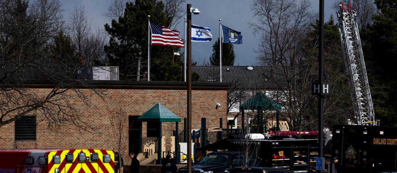 Rettungsfahrzeuge stehen vor einer Synagoge in Michigan