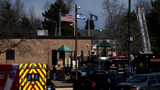 Mann steuert Auto in Synagoge in Michigan
