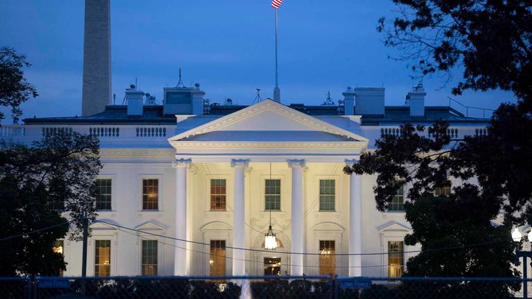 Weißes Haus im Sonnenuntergang