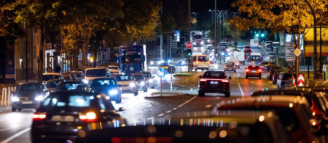 Autos fahren über eine Hauptstraße in Essen, Nordrhein-Westfalen.