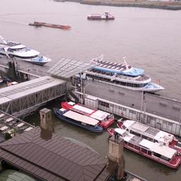 Fahrgastschiffe liegen an den Landungsbrücken im Hamburger Hafen.