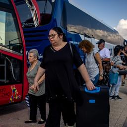 Menschen verlassen mit Bussen die israelische Stadt Sderot nahe des Gazastreifens.