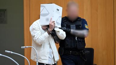 Sulaiman A. wird in Stuttgart in den Gerichtssaal geführt. 