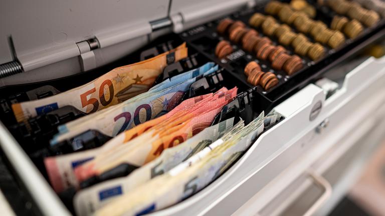 Eine Kasse mit Euroscheinen und -münzen