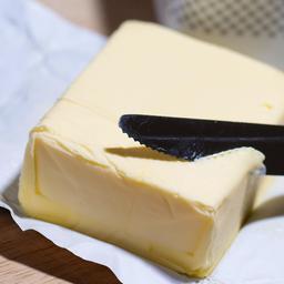 Ein Stück Butter liegt auf einem Tisch. 