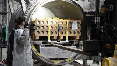 Raketen mit dem Nervengift Sarin werden in einem Depot der US-Armee in der Nähe von Richmond, Kentucky, entladen.