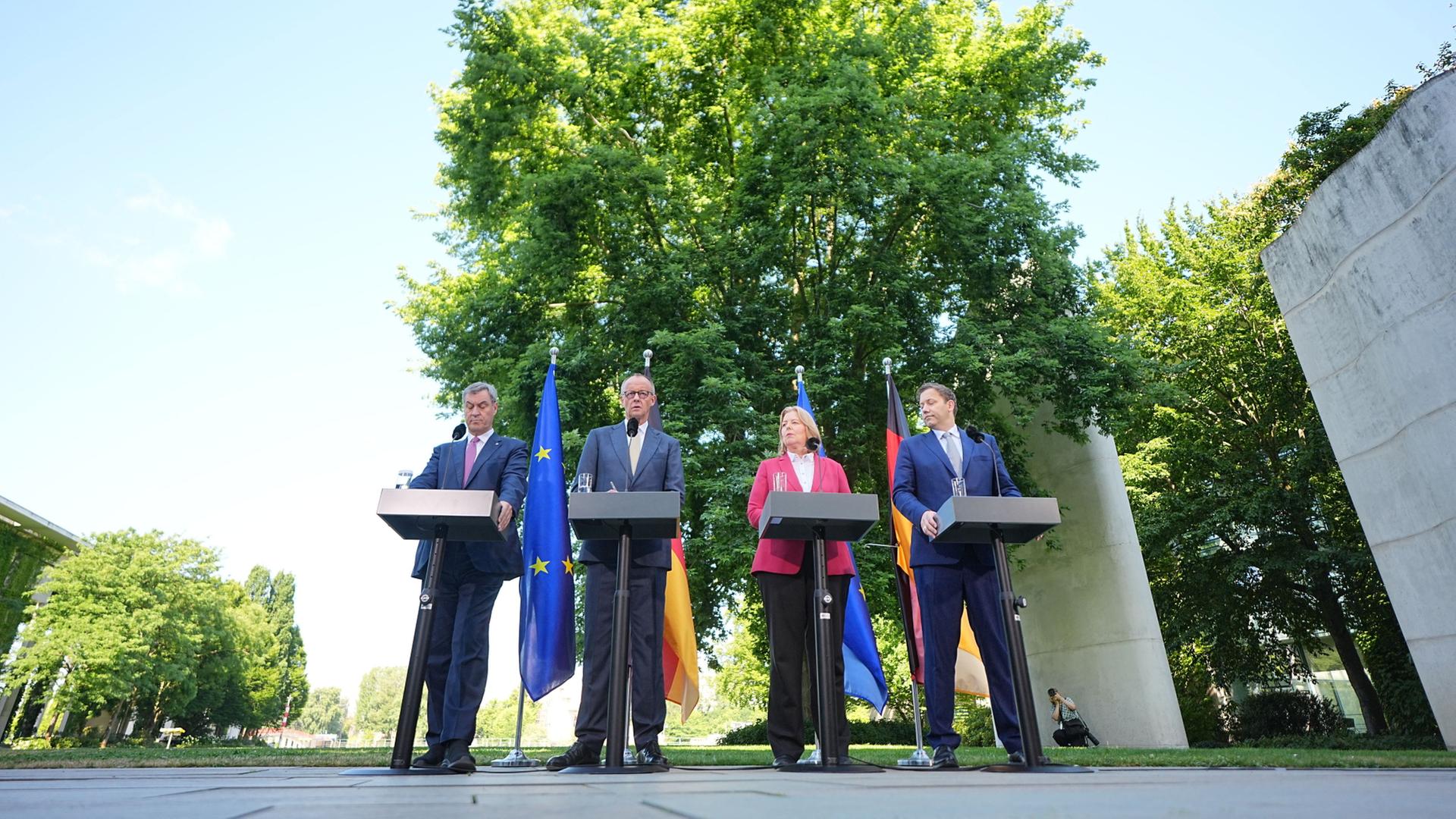 Markus Söder (CSU, l-r), Bundeskanzler Friedrich Merz (CDU), Bärbel Bas (SPD) und Lars Klingbeil (SPD) geben im Garten des Kanzleramtes eine Pressekonferenz | Michael Kappeler/dpa