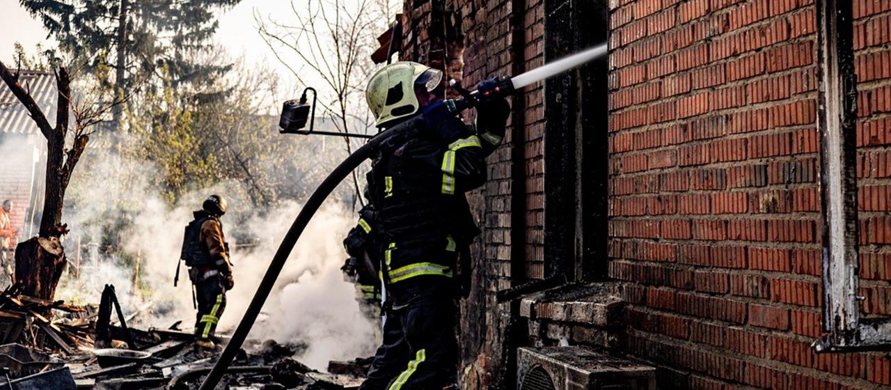 Auf diesem vom ukrainischen Rettungsdienst via AP zur Verfügung gestellten Foto arbeiten Rettungskräfte daran, ein Feuer nach einem russischen Drohnenangriff zu löschen.