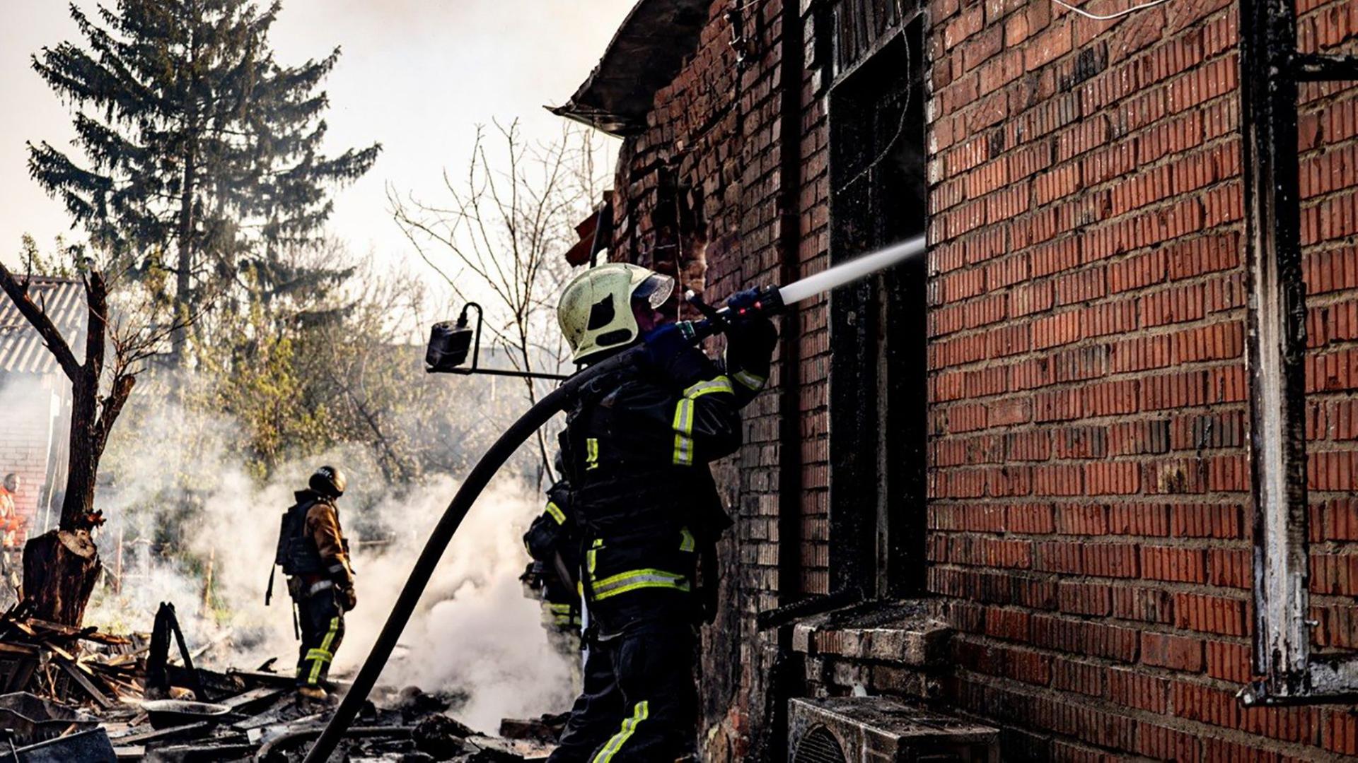 Auf diesem vom ukrainischen Rettungsdienst via AP zur Verfügung gestellten Foto arbeiten Rettungskräfte daran, ein Feuer nach einem russischen Drohnenangriff zu löschen. | Uncredited/Ukrainian Emergency Service/AP/dpa