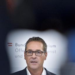 Heinz-Christian Strache spricht im Jahr 2018 auf einer Pressekonferenz in Wien (Österreich) und wird von einer TV-Kamera gefilmt.