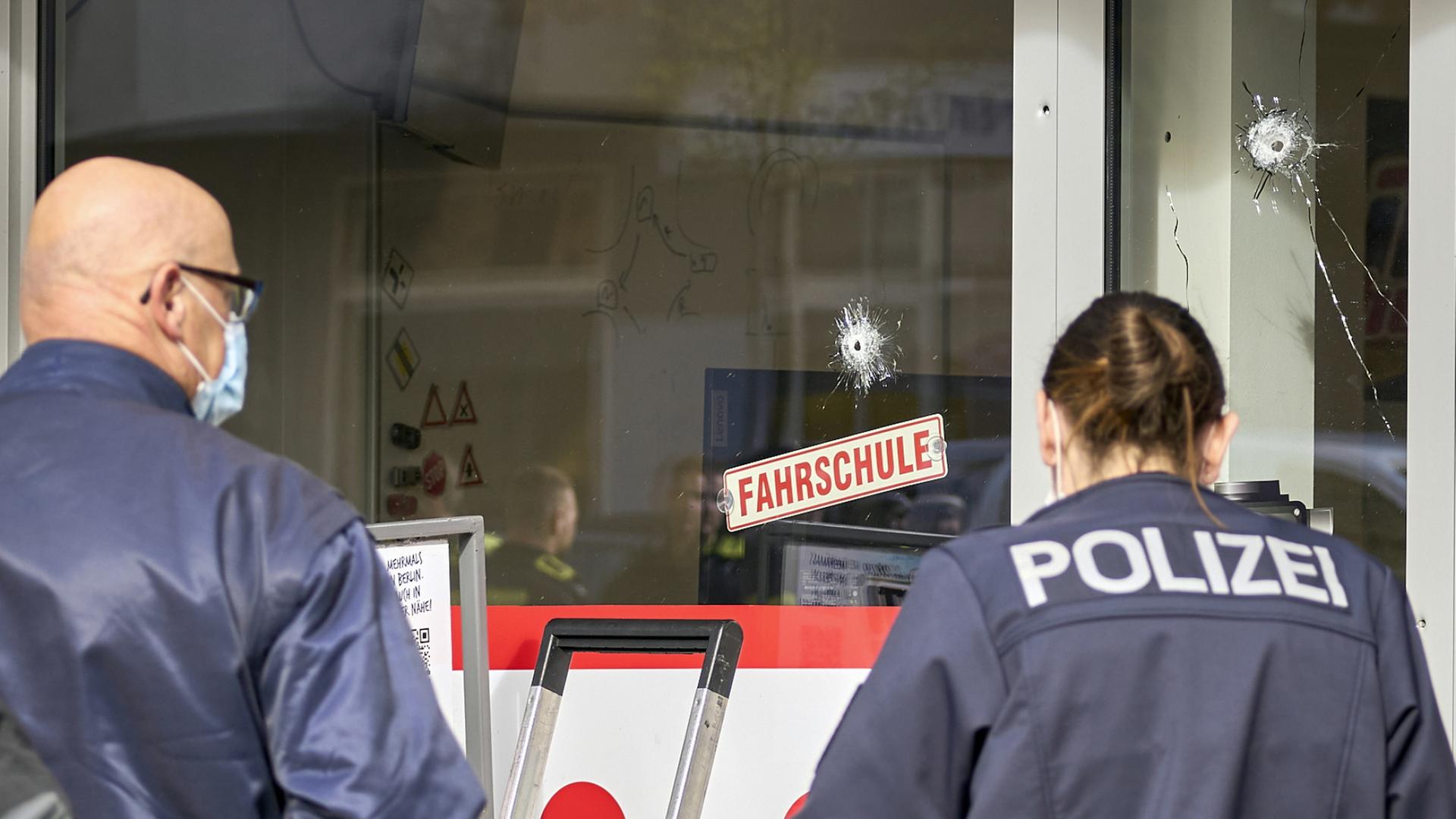 Kriminaltechniker der Polizei sichern Spuren vor einer Fahrschule in der Scharnweberstraße in Berlin-Reinickendorf (17.10.2025) | dpa