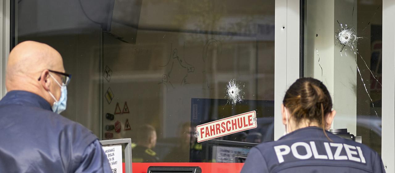 Kriminaltechniker der Polizei sichern Spuren vor einer Fahrschule in der Scharnweberstraße in Berlin-Reinickendorf (17.10.2025)