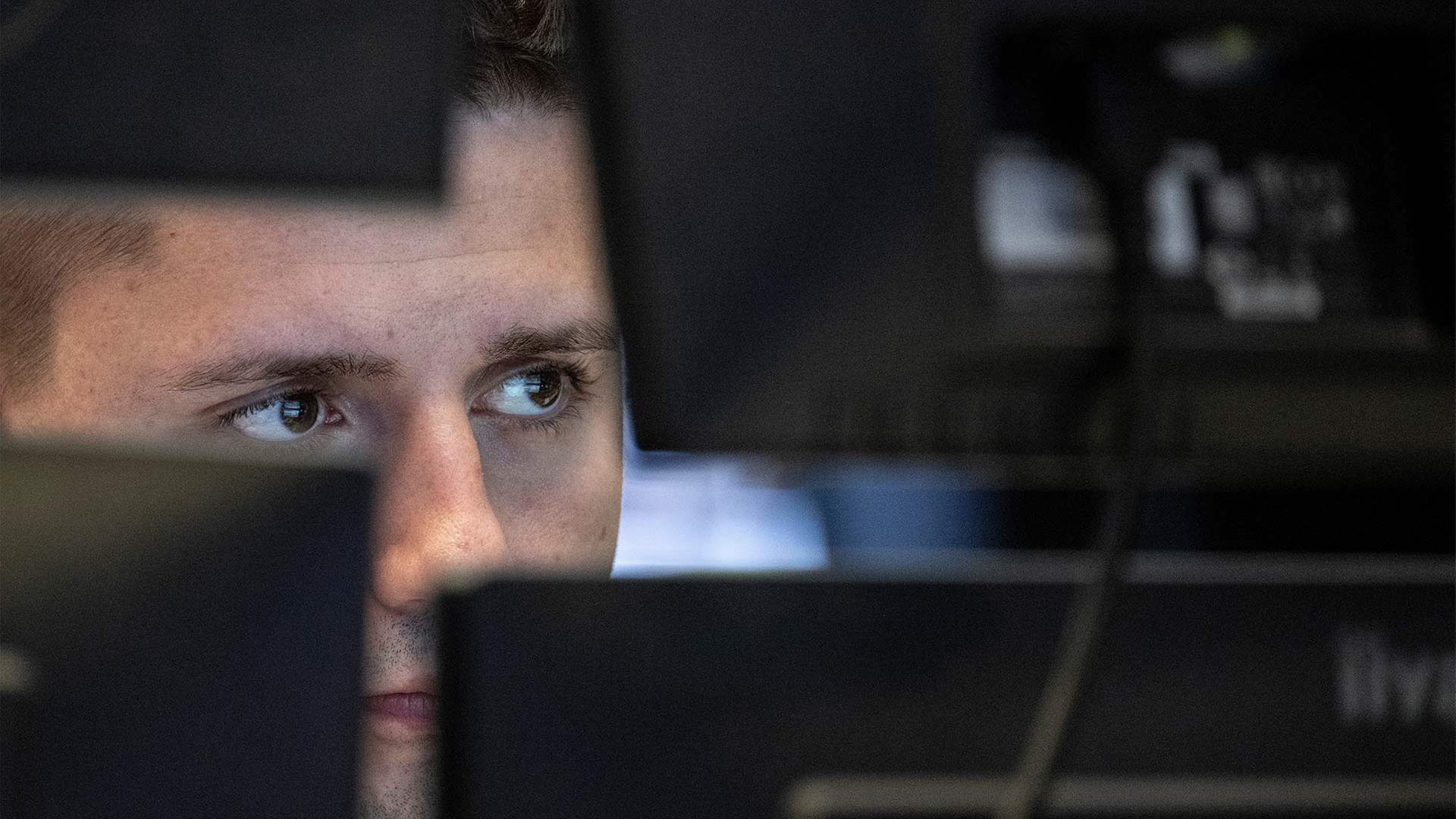 Ein Aktienhändler verfolgt die Kursentwicklung auf Computermonitoren im Handelssaal der Deutschen Börse in Frankfurt am Main. | picture alliance/dpa