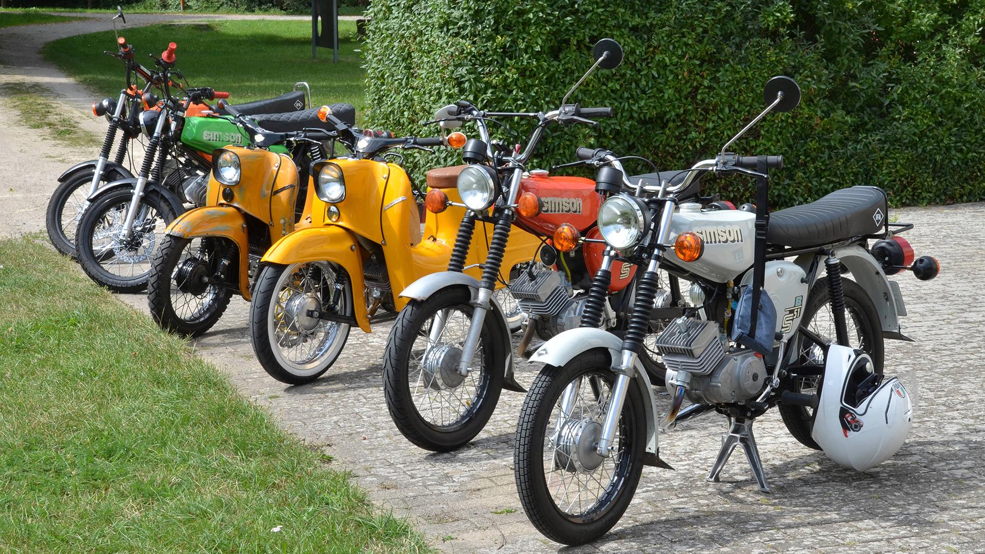 Simson-Mopeds stehen nebeneinander. | IMAGO/Wolfram Weber