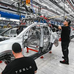 Mitarbeiter der Tesla Gigafactory Berlin Brandenburg arbeiten an einer Fertigungslinie.