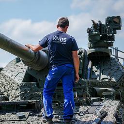 Eine Radhaubitze des Panzerherstellers KNDS wird von Mitarbeitern mit Munition beladen.