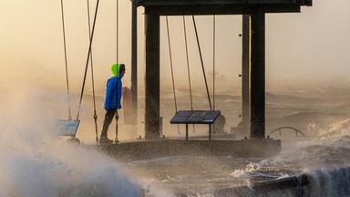 Sturmflut und Wellen am Ufer der Wesermündung in Bremerhaven 