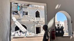 Hassan Shama blickt durch ein Fenster auf ein zerstörtes Haus in Tamra, Israel