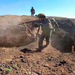 Ein russischer Soldat läuft und hält dabei ein Gewehr