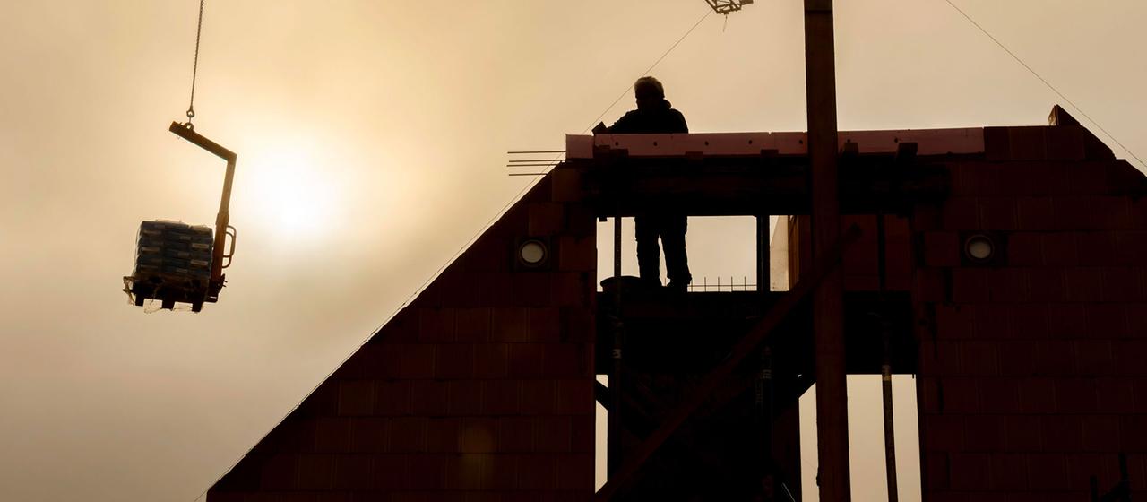Hausbau im Gegenlicht der Morgensonne