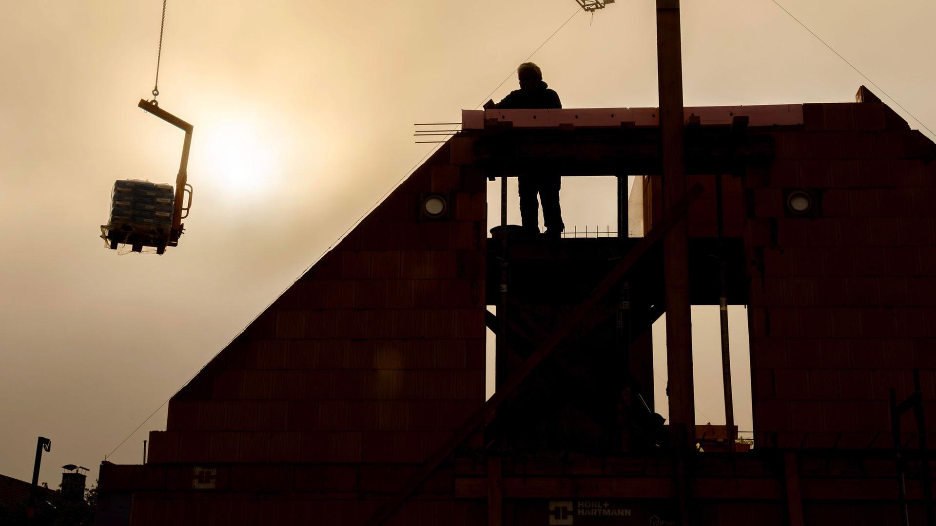 Hausbau im Gegenlicht der Morgensonne | picture alliance / Wolfgang Mari