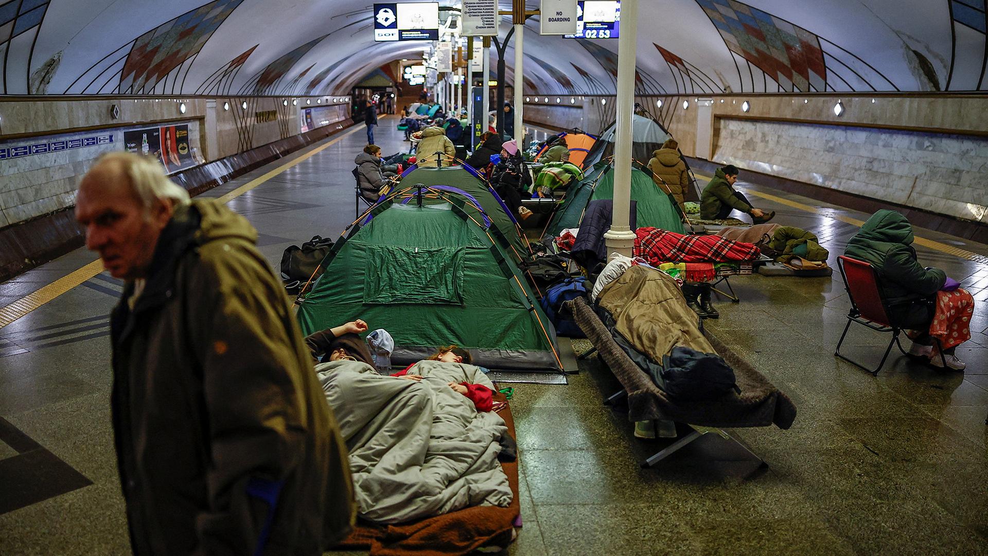 Menschen und Zelte in einer Metrostation in Kiew. | REUTERS