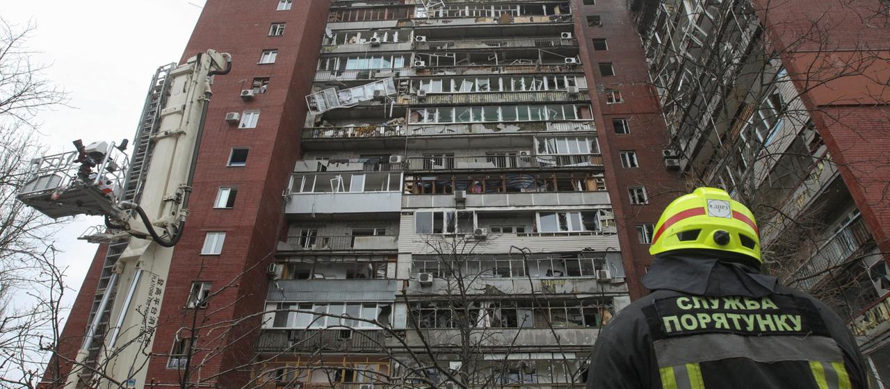 Rettungskräfte sind in Dnipro (Ukraine) an einem Wohnhaus im Einsatz.
