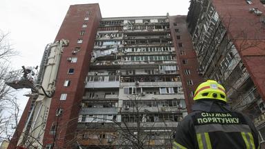 Rettungskräfte sind in Dnipro (Ukraine) an einem Wohnhaus im Einsatz.