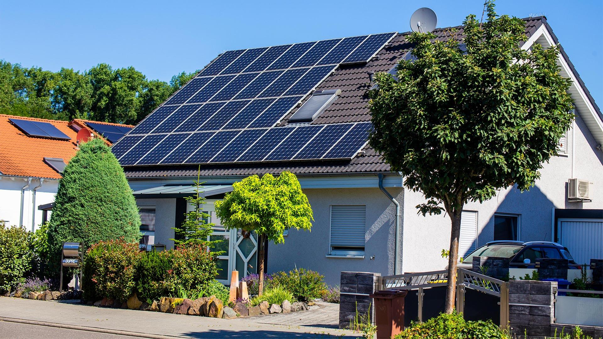 Einfamilienhaus mit Photovoltaikanlage. | picture alliance / CHROMORANGE