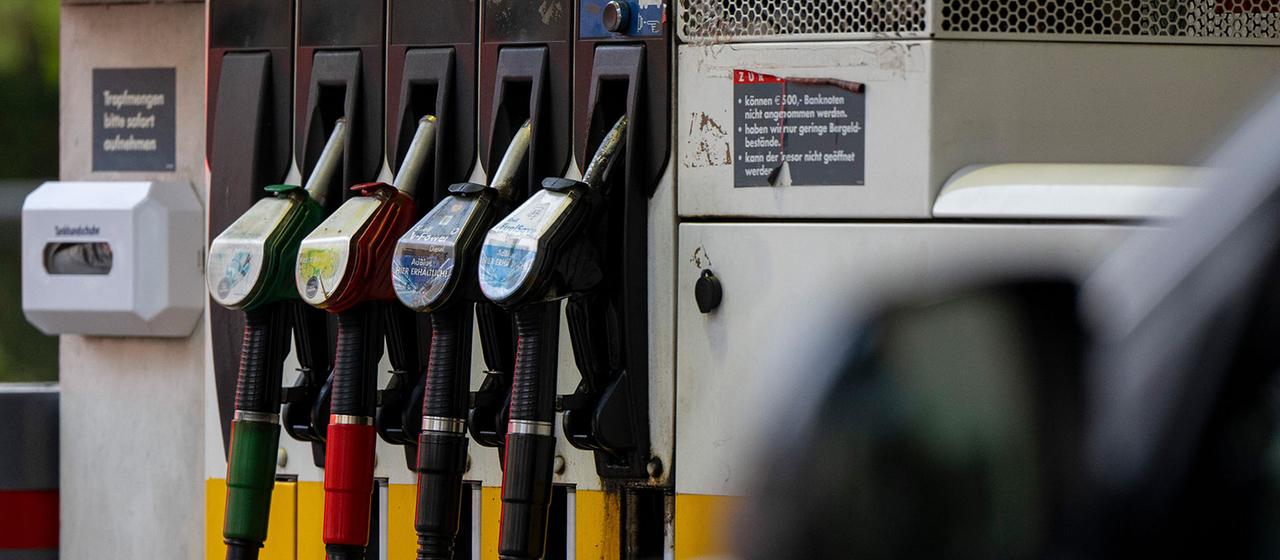 Eine Zapfsäule an einer Tankstelle.
