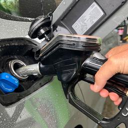 Ein Mann tankt an einer Tankstelle Diesel.