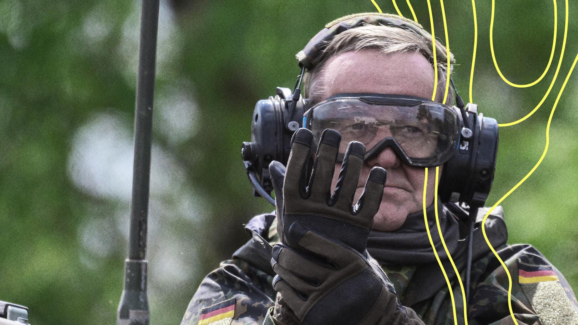 Boris Pistorius (SPD), Verteidigungsminister, zieht sich bei einer Mitfahrt auf einem Panzer der Bundeswehr, Handschuhe an. | picture alliance/dpa, Philipp Schulze