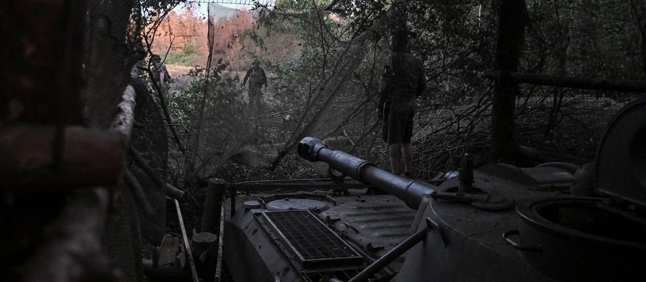 Soldaten bereiten eine 2S1 Gvozdika-Selbstfahrhaubitze in Donezk, Ukraien vor.