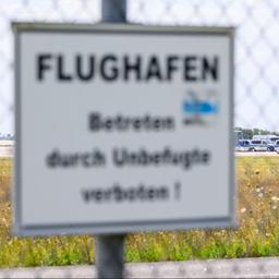 Einsatzkr&auml;fte der Polizei sind am Ende der Start-und-Lande-Bahn Nord des Flughafens Leipzig/Halle unterwegs.
